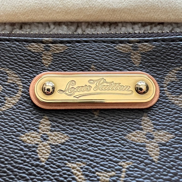Louis Vuitton Milla MM Pochette - Picture 4 of 13